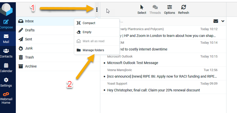 Webmail med den vänstra kolumnen öppen, där de tre prickarna och menyvalet Hantera mappar (Manage Folders) är markerade med rött.